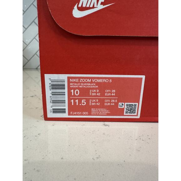 Nike Air Zoom Vomero 5 Silver Black Red Mens Size 9.5 FJ4151-005 NEW Authentic main image 4
